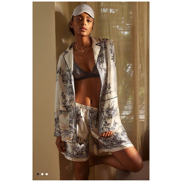 ANTHROPOLOGIE Printed Satin Pajama Set Top And Shorts M/L Cream Navy Blue NEW - Picture 1 of 16